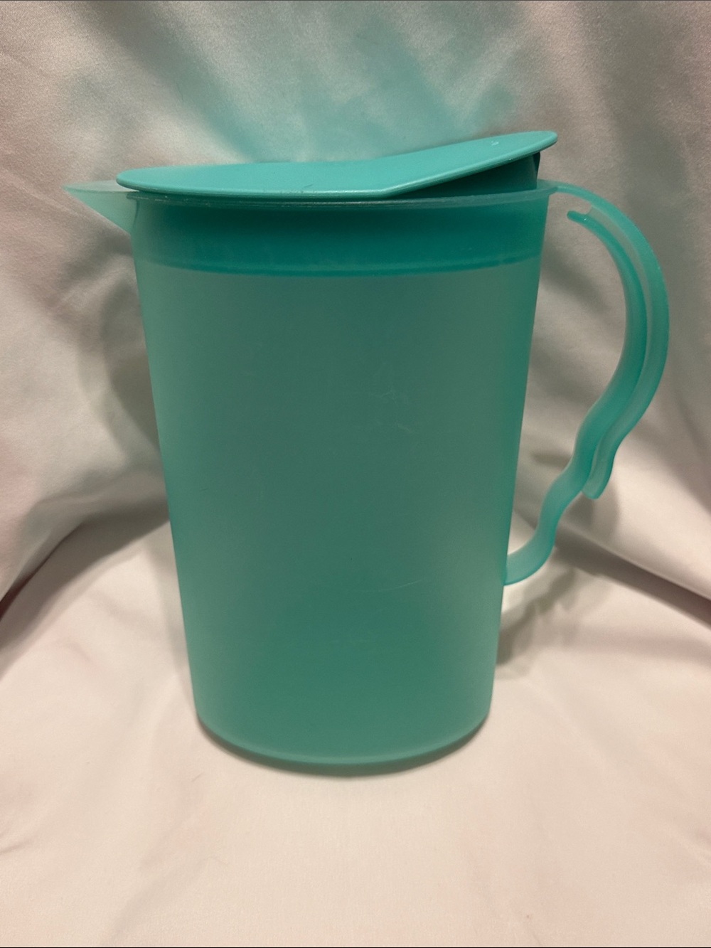 Tupperware Teal Plastic Pitcher with Lid and Handle 8 3/4 cups  2.1 L